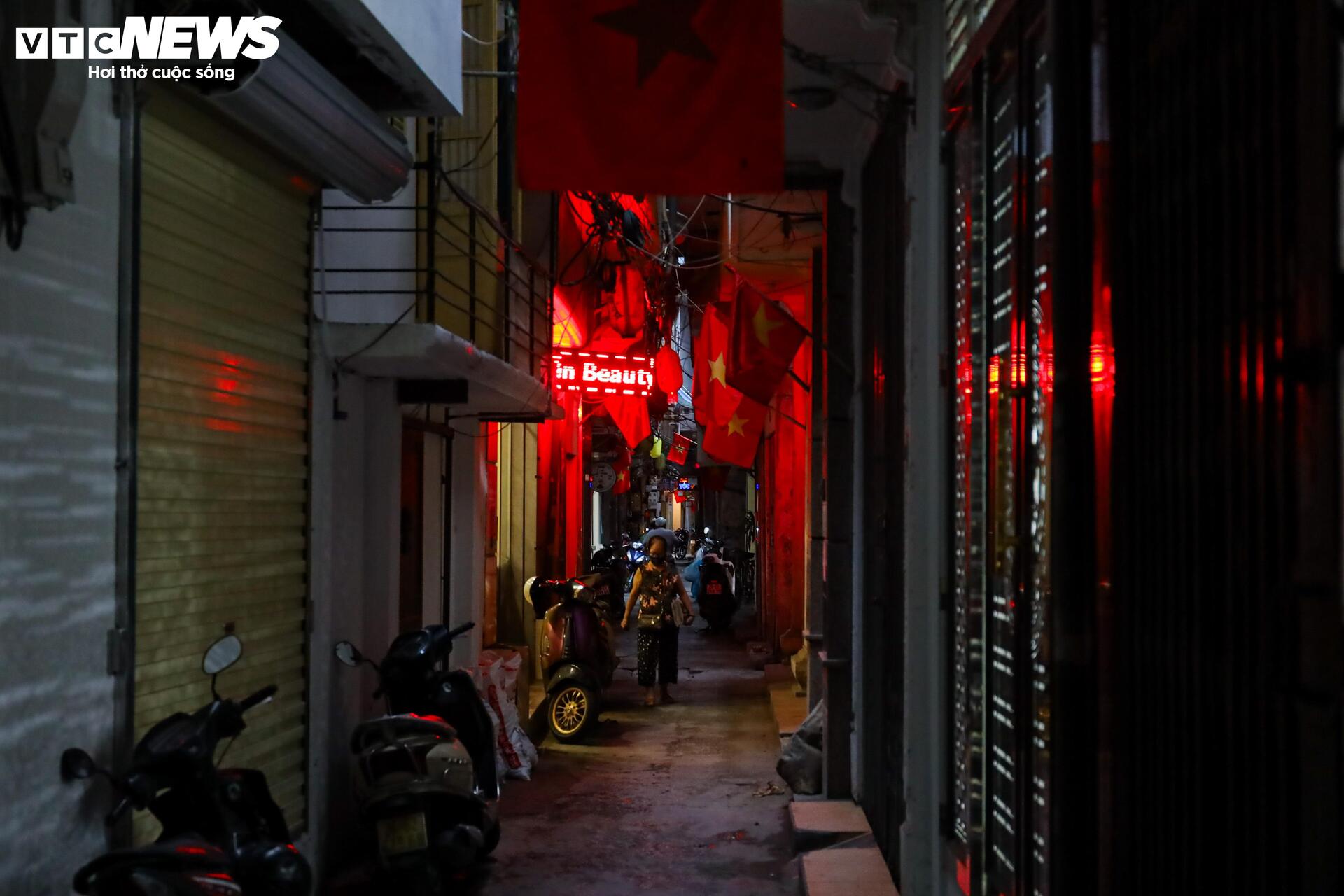 Ngõ siêu nhỏ Hà Nội: Cảnh sống chật chội và hiểm nguy giữa lòng đô thị - Ảnh 3.