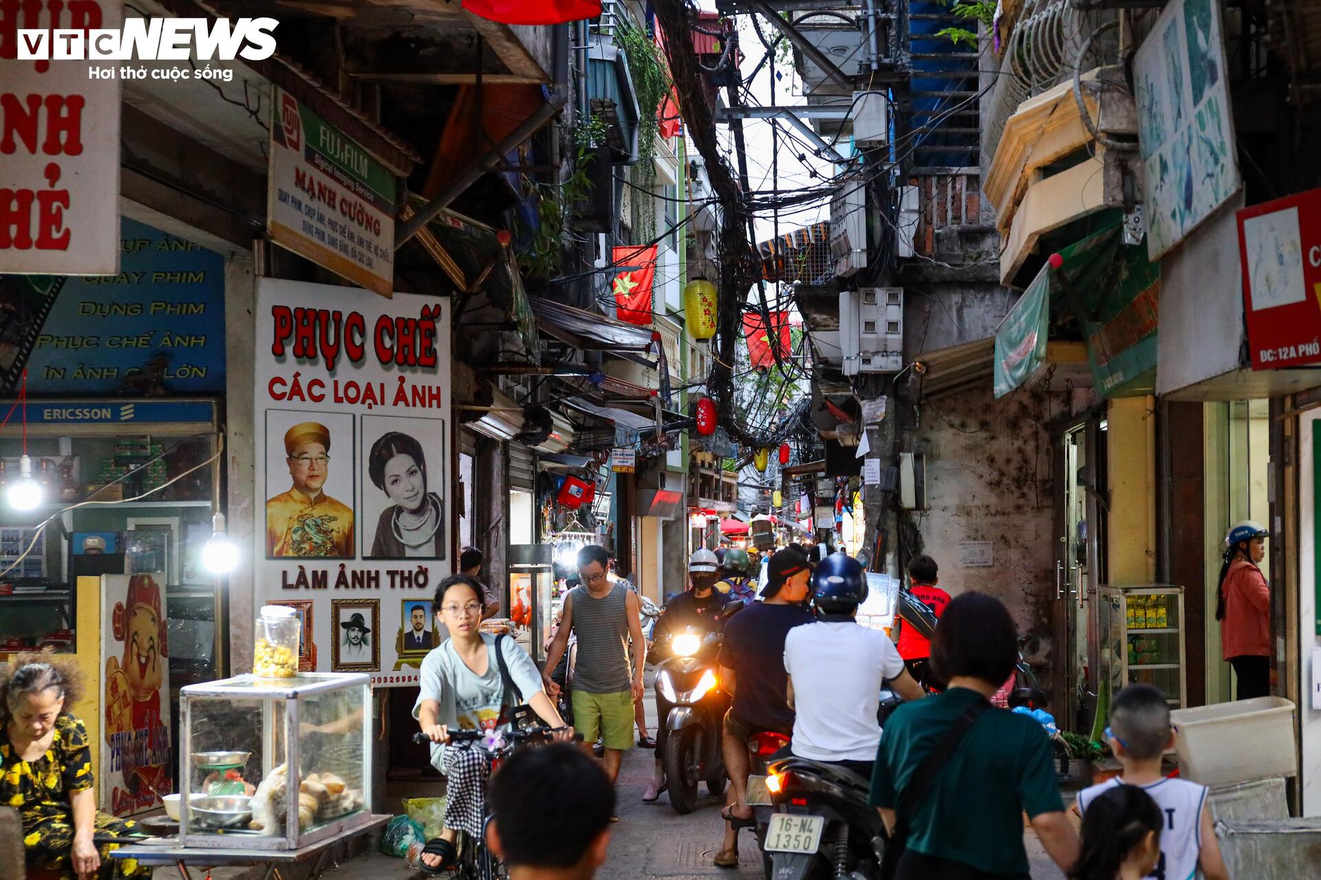 Ngõ siêu nhỏ Hà Nội: Cảnh sống chật chội và hiểm nguy giữa lòng đô thị - Ảnh 2.