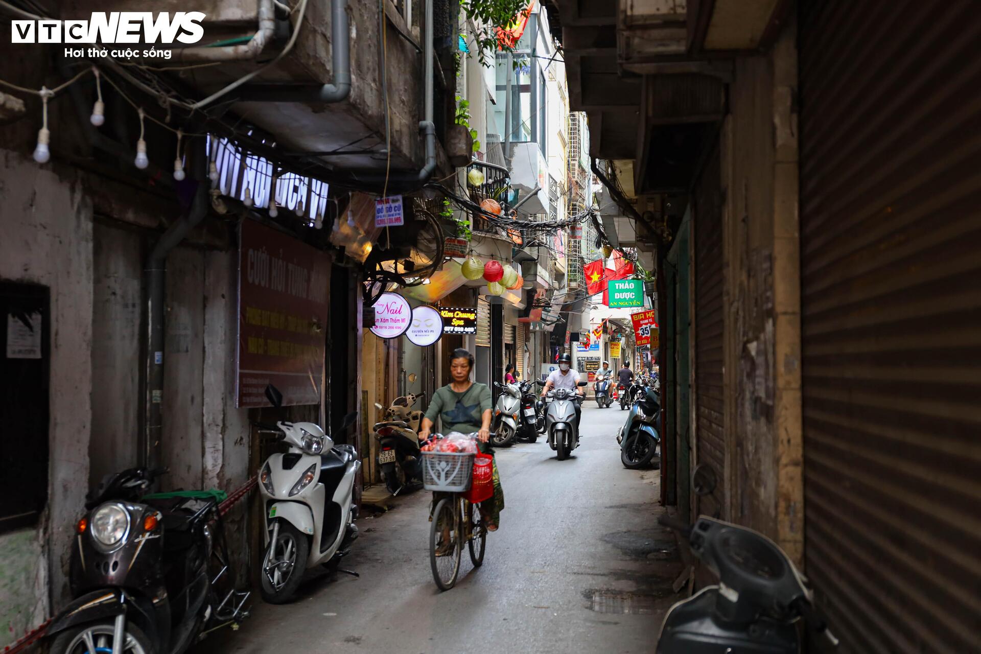 Ngõ siêu nhỏ Hà Nội: Cảnh sống chật chội và hiểm nguy giữa lòng đô thị - Ảnh 10.