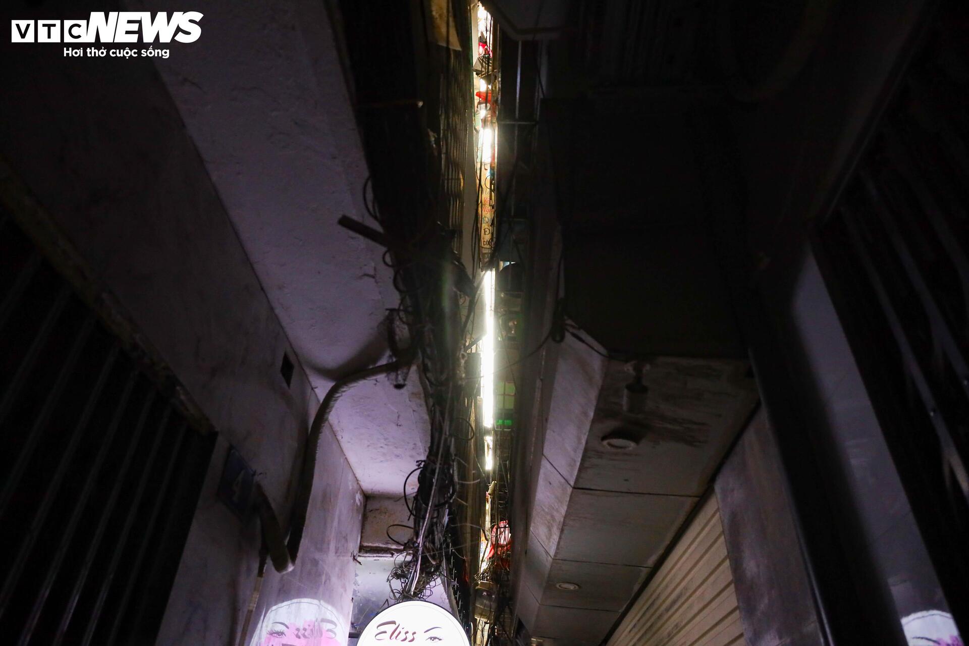 Ngõ siêu nhỏ Hà Nội: Cảnh sống chật chội và hiểm nguy giữa lòng đô thị - Ảnh 7.