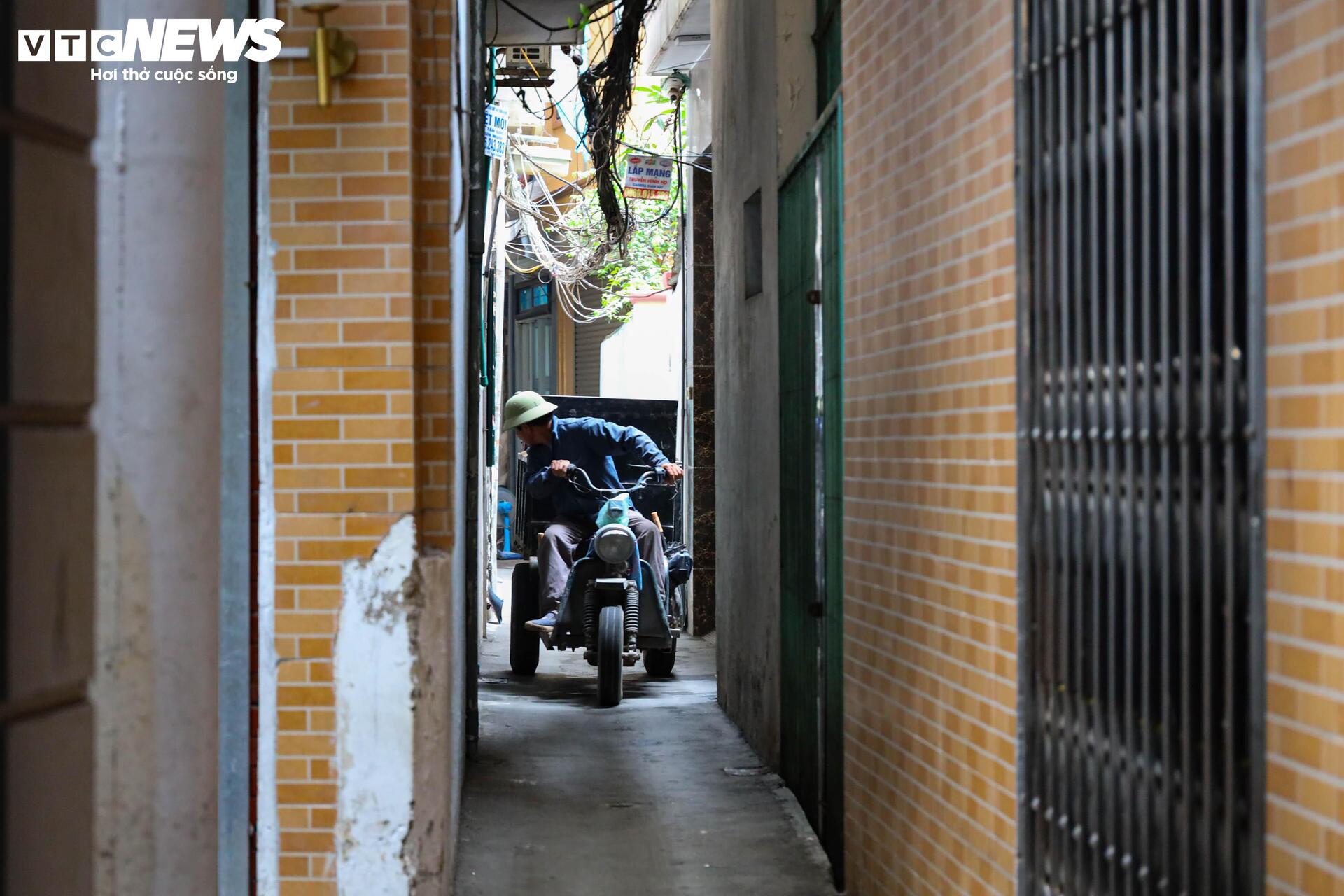 Ngõ siêu nhỏ Hà Nội: Cảnh sống chật chội và hiểm nguy giữa lòng đô thị - Ảnh 8.