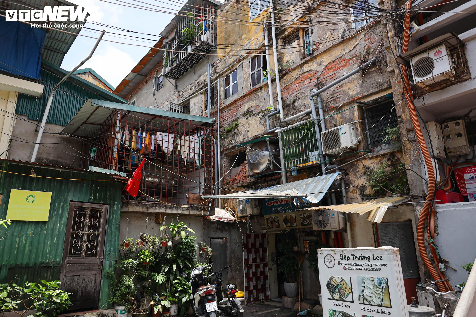 Ngõ siêu nhỏ Hà Nội: Cảnh sống chật chội và hiểm nguy giữa lòng đô thị - Ảnh 12.
