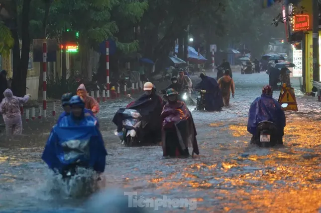 Vì sao mưa lớn dữ dội ở Việt Nam gia tăng theo dự báo thời tiết gần đây? - Ảnh 1.