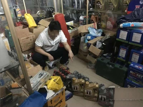 Cảnh sát triệt phá đường dây sản xuất dầu nhớt giả gần 400 tỷ đồng - Ảnh 1.