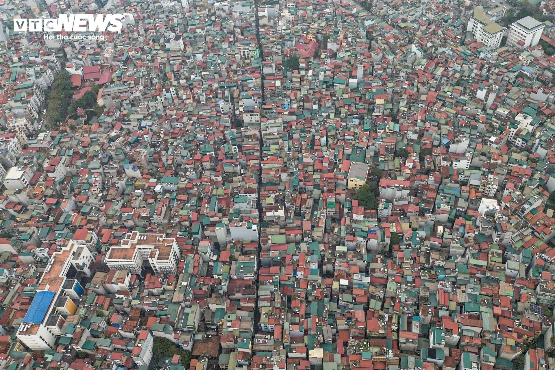 Ngõ siêu nhỏ Hà Nội: Cảnh sống chật chội và hiểm nguy giữa lòng đô thị - Ảnh 1.