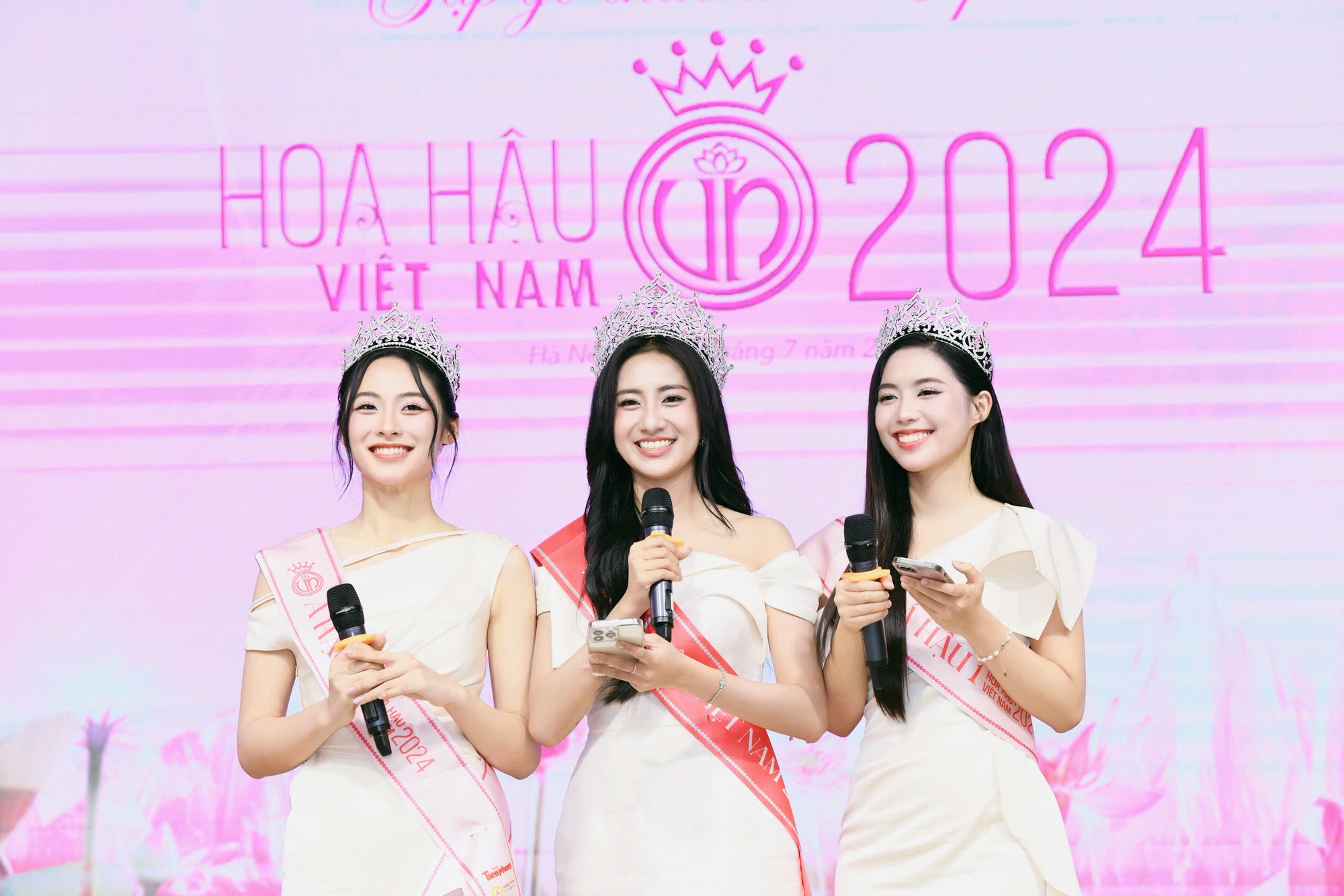 Sau gần 1 tuần đăng quang, hoa hậu Trúc Linh và 2 á hậu bị hỏi về chuyện yêu đương- Ảnh 1.
