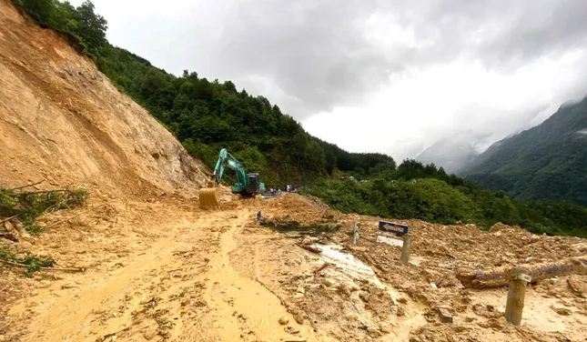 Sạt lở đất đ&aacute; tr&ecirc;n Quốc lộ 4D g&acirc;y tử vong v&agrave; tắc đường nghi&ecirc;m trọng - Ảnh 1.