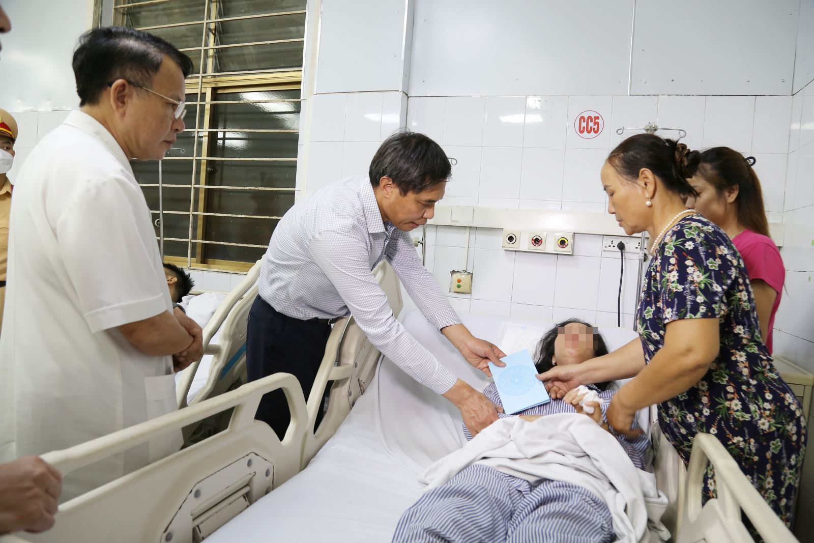 Bệnh viện Đa khoa Quảng Ninh huy động 150 y bác sĩ cấp cứu thảm họa lật tàu - Ảnh 4.