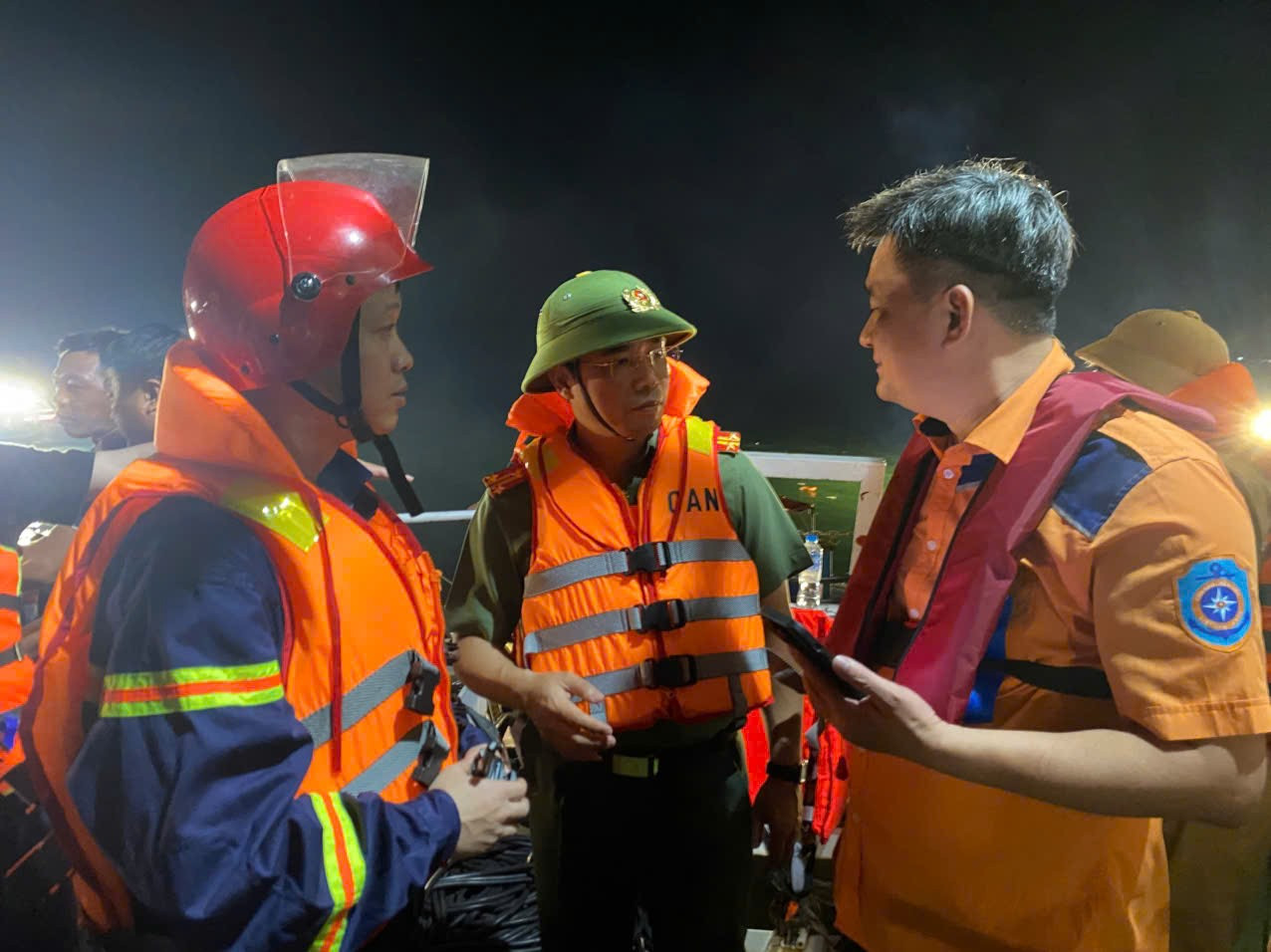 Giám đốc Công an tỉnh Quảng Ninh thông tin vụ lật tàu trên vịnh Hạ Long - Ảnh 1.