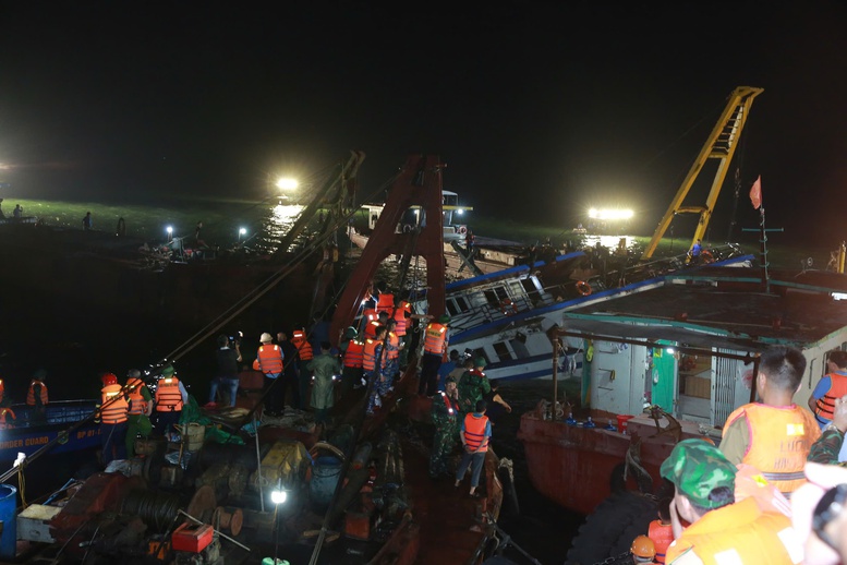 Trục vớt thành công tàu du lịch bị lật trên Vịnh Hạ Long, đã tìm thấy 45 nạn nhân, còn 5 người mất tích - Ảnh 7.