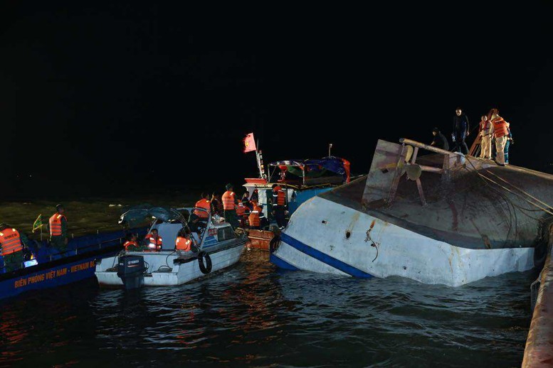 Trục vớt thành công tàu du lịch bị lật trên Vịnh Hạ Long, đã tìm thấy 45 nạn nhân, còn 5 người mất tích - Ảnh 4.