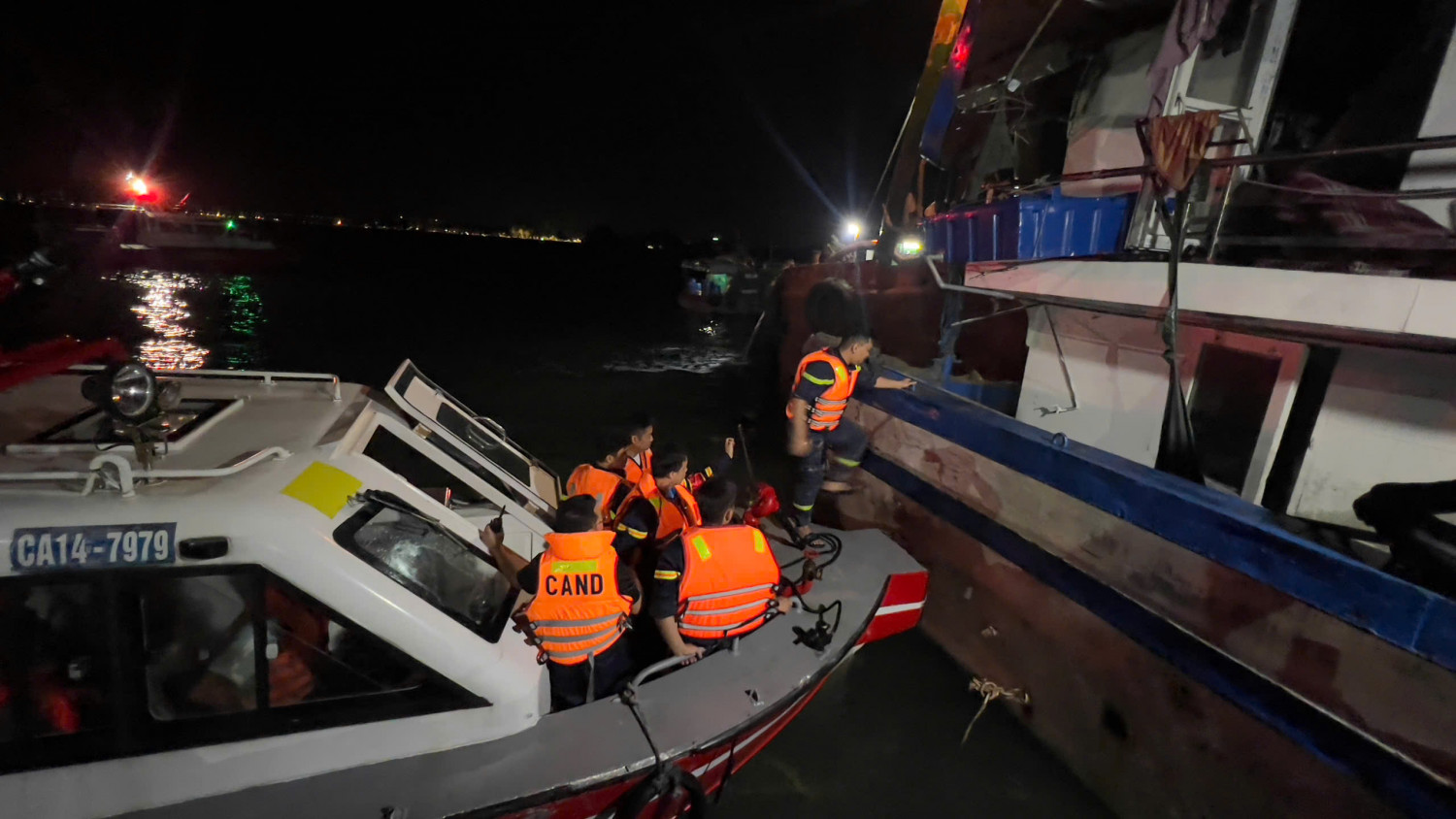 Trục vớt thành công tàu du lịch bị lật trên Vịnh Hạ Long, đã tìm thấy 45 nạn nhân, còn 5 người mất tích - Ảnh 8.