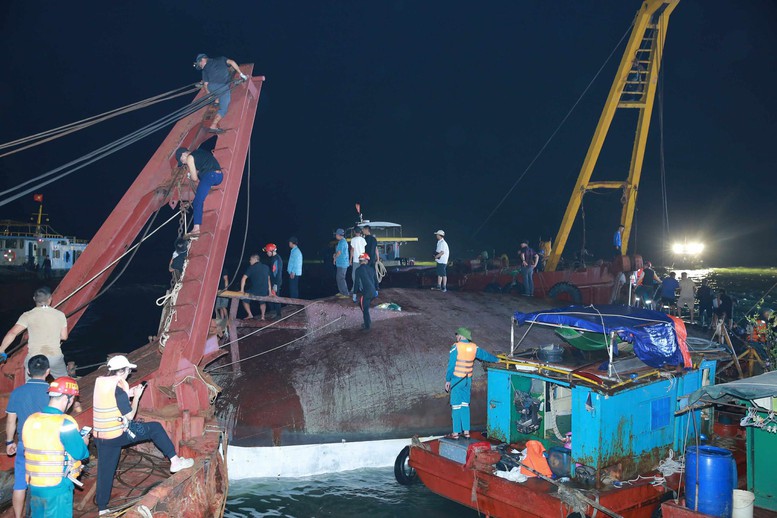 Trục vớt thành công tàu du lịch bị lật trên Vịnh Hạ Long, đã tìm thấy 45 nạn nhân, còn 5 người mất tích - Ảnh 5.