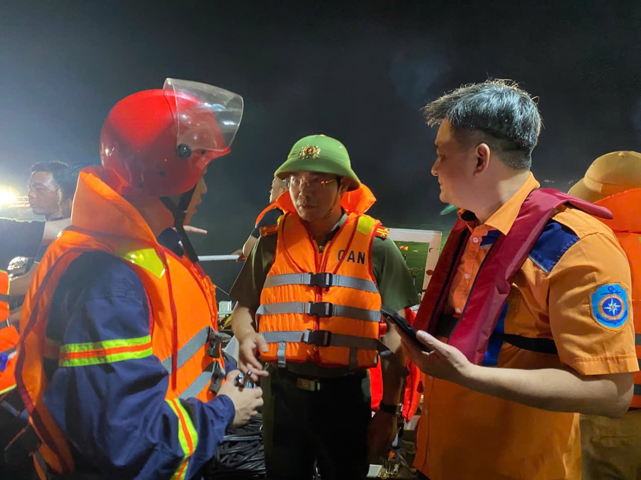 Trục vớt thành công tàu du lịch bị lật trên Vịnh Hạ Long, đã tìm thấy 45 nạn nhân, còn 5 người mất tích - Ảnh 2.