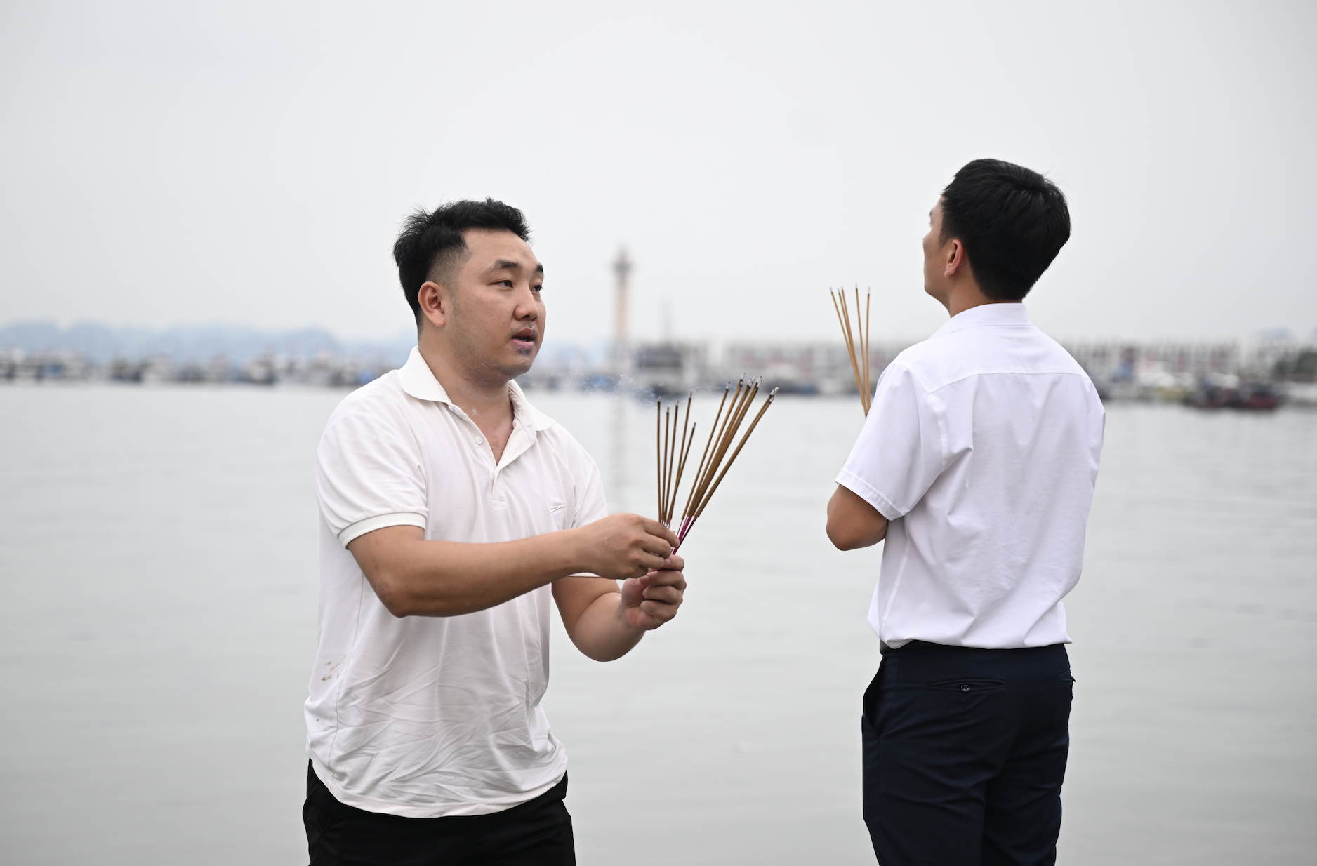 Vụ lật tàu Hạ Long: Tang thương bao trùm nhà tang lễ, người thân bật khóc bên áo quan- Ảnh 1.