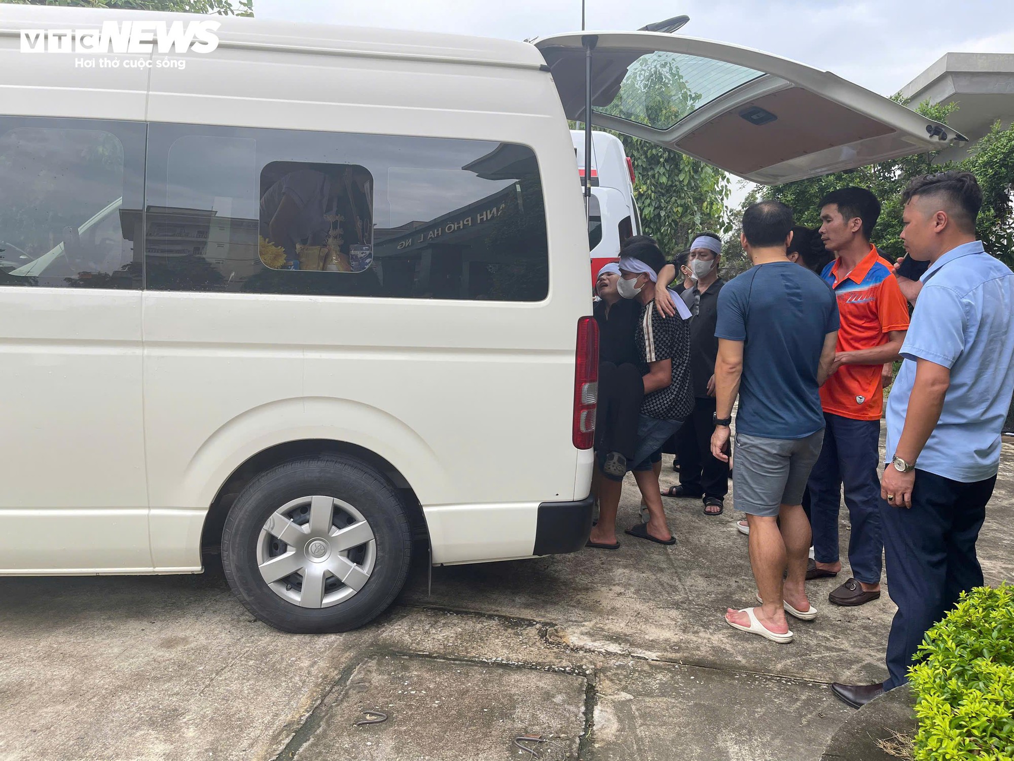 Con gái nạn nhân vụ lật tàu Hạ Long chờ mẹ: ' Tôi sẽ đợi để đưa về nhà cùng bố ' - Ảnh 3.