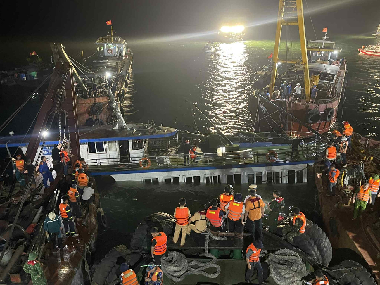 Công an tỉnh Quảng Ninh nói gì về nguyên nhân vụ lật tàu ở Vịnh Hạ Long khiến 35 người tử vong? - Ảnh 3.