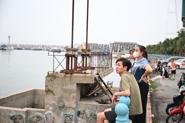 Vụ lật tàu ở Hạ Long: Nghẹn lòng cảnh tượng bi thương tại nhà tang lễ, người thân khuỵu ngã trước nỗi đau quá lớn- Ảnh 3. Vụ lật tàu ở Hạ Long: Nghẹn lòng cảnh tượng bi thương tại nhà tang lễ, người thân khuỵu ngã trước nỗi đau quá lớn- Ảnh 3.