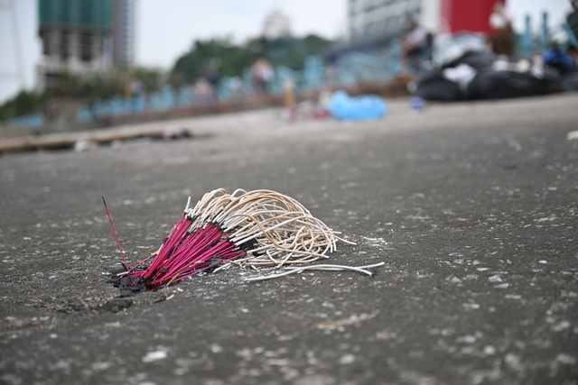 Vụ lật tàu Hạ Long: Tang thương bao trùm nhà tang lễ, người thân bật khóc bên áo quan- Ảnh 5.