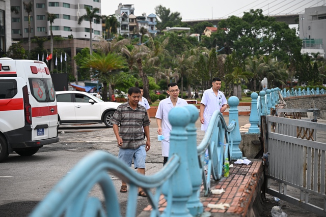 Vụ lật tàu Hạ Long: Tang thương bao trùm nhà tang lễ, người thân bật khóc bên áo quan- Ảnh 7.