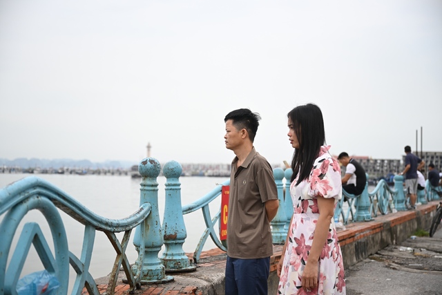 Vụ lật tàu ở Hạ Long: Nghẹn lòng cảnh tượng bi thương tại nhà tang lễ, người thân khuỵu ngã trước nỗi đau quá lớn- Ảnh 2. Vụ lật tàu ở Hạ Long: Nghẹn lòng cảnh tượng bi thương tại nhà tang lễ, người thân khuỵu ngã trước nỗi đau quá lớn- Ảnh 2.