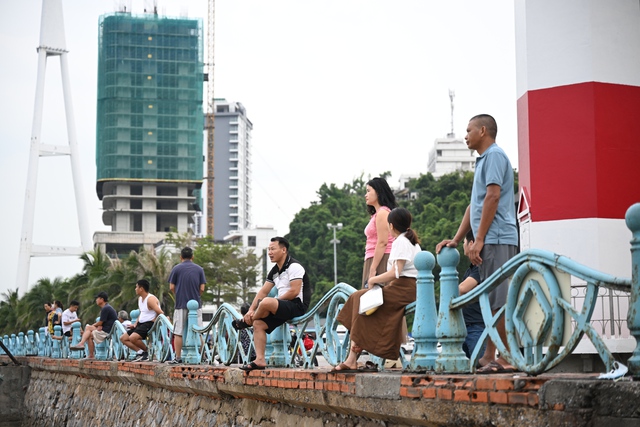 Vụ lật tàu Hạ Long: Tang thương bao trùm nhà tang lễ, người thân bật khóc bên áo quan- Ảnh 4.