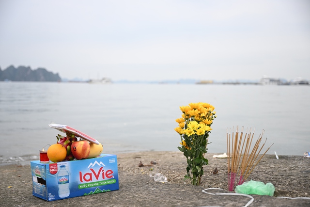 Vụ lật tàu Hạ Long: Tang thương bao trùm nhà tang lễ, người thân bật khóc bên áo quan- Ảnh 6.