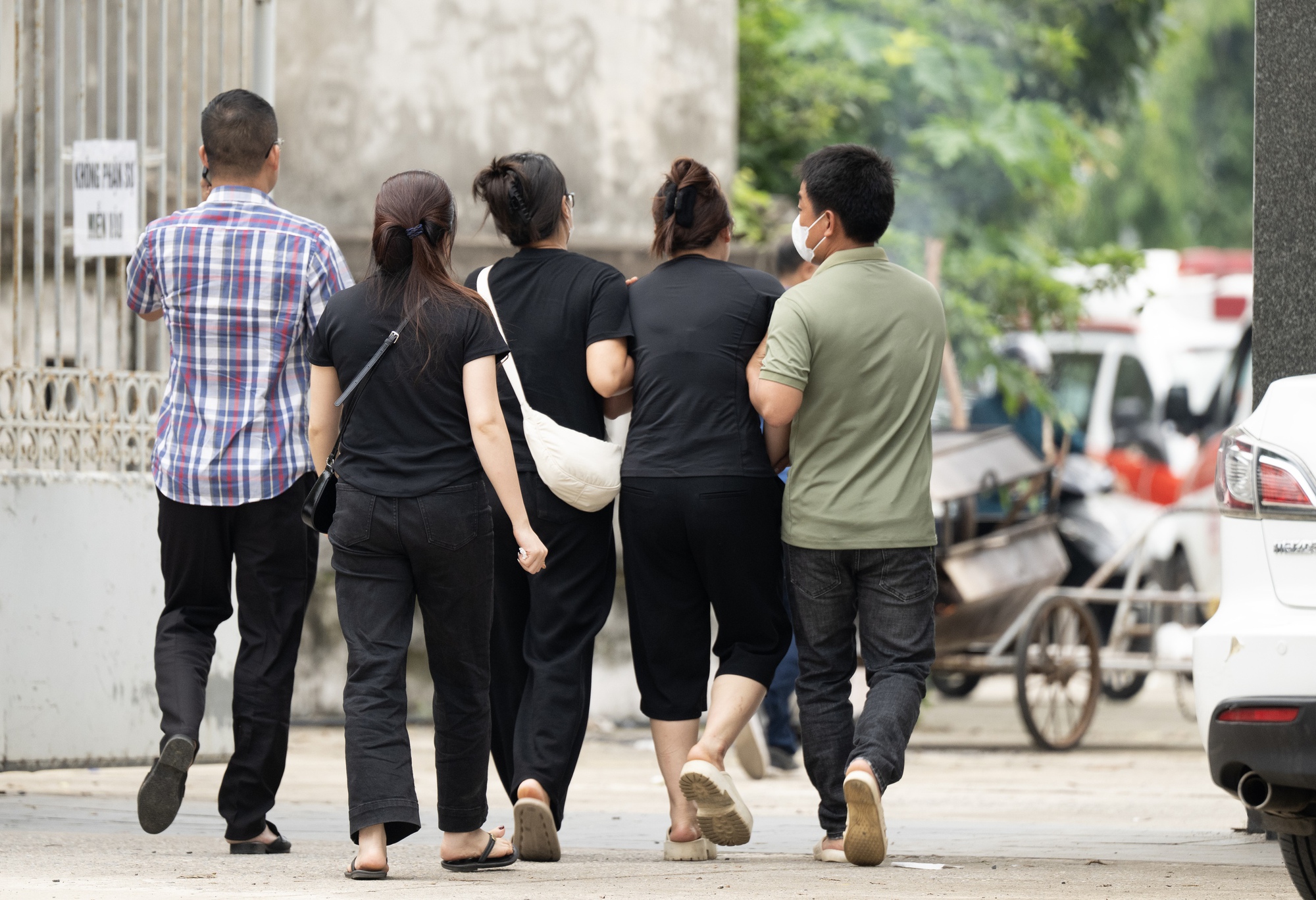 Vụ lật tàu Hạ Long: Tang thương bao trùm nhà tang lễ, người thân bật khóc bên áo quan- Ảnh 10.