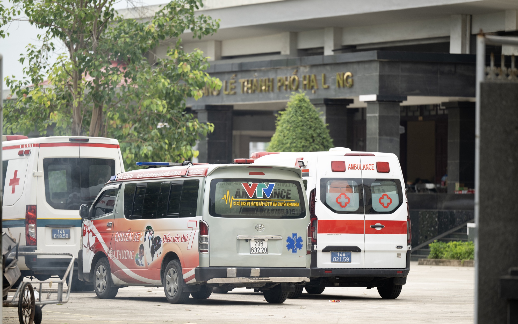 Vụ lật tàu ở Hạ Long: Nghẹn lòng cảnh tượng bi thương tại nhà tang lễ, người thân khuỵu ngã trước nỗi đau quá lớn- Ảnh 15. Vụ lật tàu ở Hạ Long: Nghẹn lòng cảnh tượng bi thương tại nhà tang lễ, người thân khuỵu ngã trước nỗi đau quá lớn- Ảnh 15.