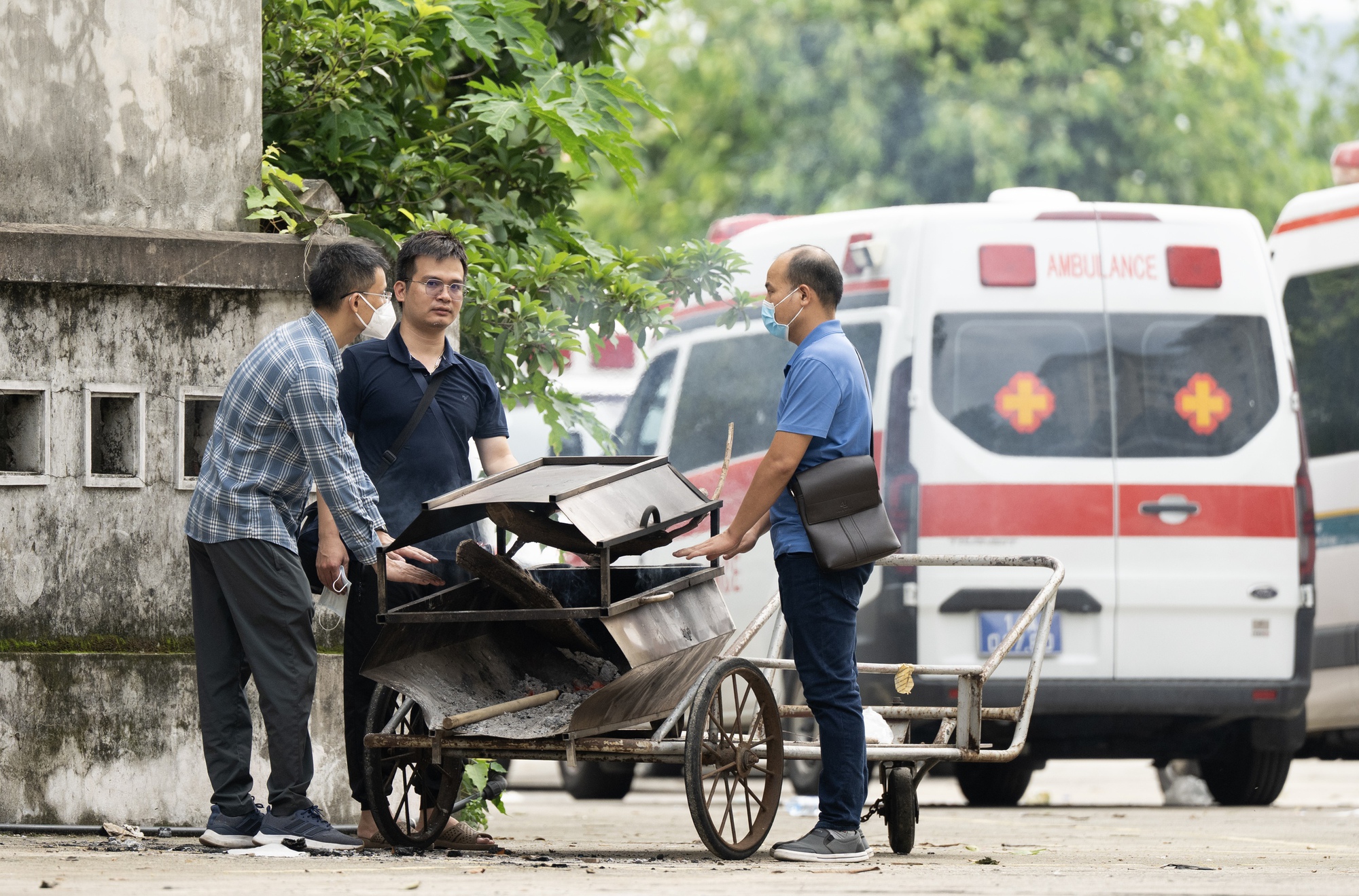 Vụ lật tàu Hạ Long: Tang thương bao trùm nhà tang lễ, người thân bật khóc bên áo quan- Ảnh 9.