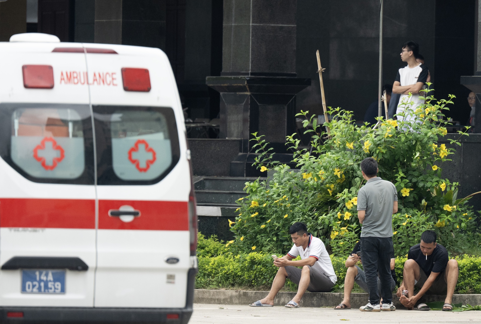 Vụ lật tàu Hạ Long: Tang thương bao trùm nhà tang lễ, người thân bật khóc bên áo quan- Ảnh 8.