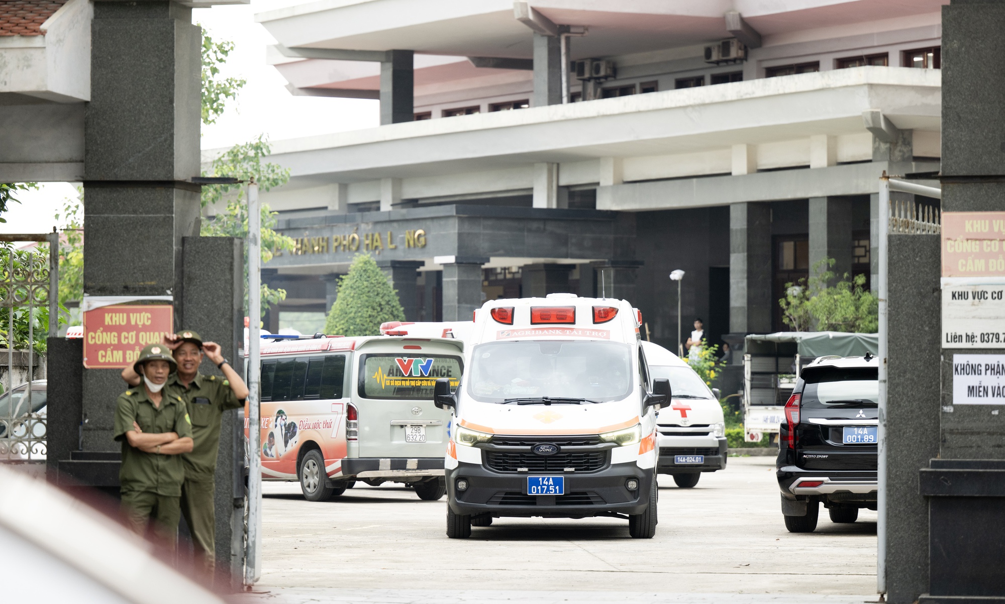 Vụ lật tàu ở Hạ Long: Nghẹn lòng cảnh tượng bi thương tại nhà tang lễ, người thân khuỵu ngã trước nỗi đau quá lớn- Ảnh 14. Vụ lật tàu ở Hạ Long: Nghẹn lòng cảnh tượng bi thương tại nhà tang lễ, người thân khuỵu ngã trước nỗi đau quá lớn- Ảnh 14.