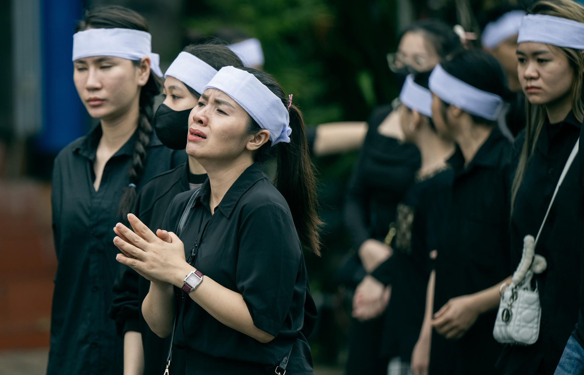 Vụ lật tàu Hạ Long: Tang thương bao trùm nhà tang lễ, người thân bật khóc bên áo quan- Ảnh 12.