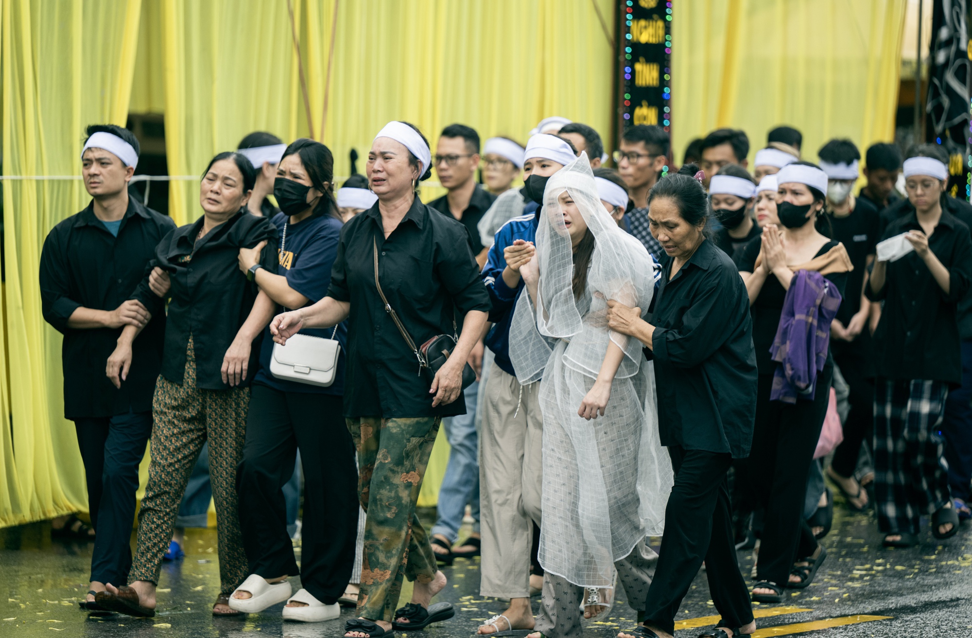 Vụ lật tàu Hạ Long: Tang thương bao trùm nhà tang lễ, người thân bật khóc bên áo quan- Ảnh 14.