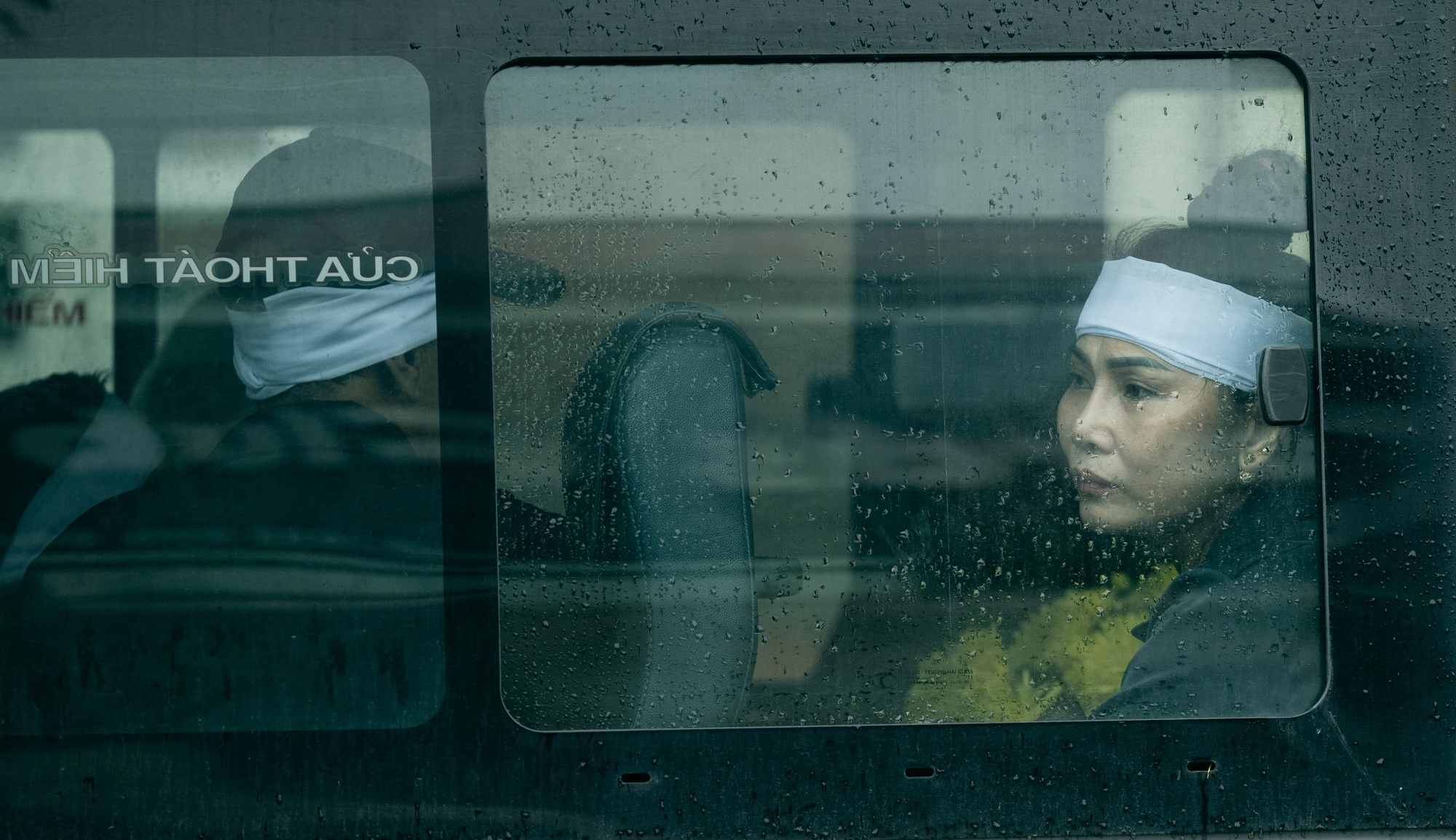 Vụ lật tàu Hạ Long: Tang thương bao trùm nhà tang lễ, người thân bật khóc bên áo quan- Ảnh 15.