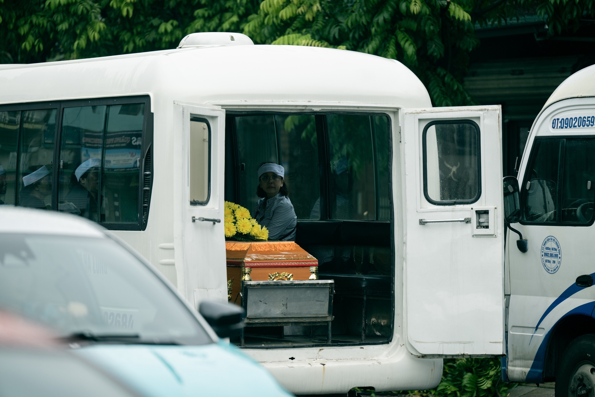 Vụ lật tàu Hạ Long: Tang thương bao trùm nhà tang lễ, người thân bật khóc bên áo quan- Ảnh 16.