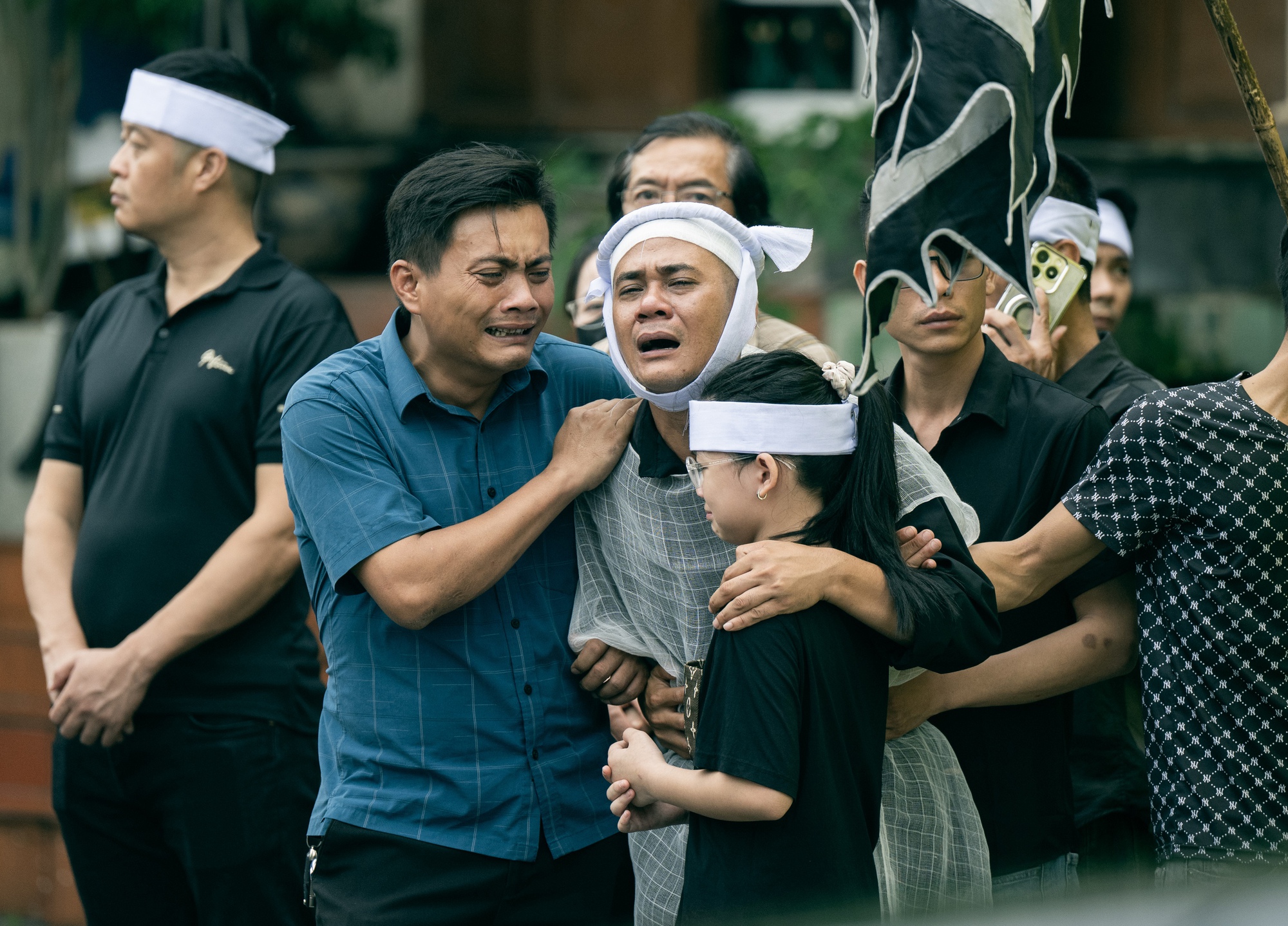 Vụ lật tàu Hạ Long: Tang thương bao trùm nhà tang lễ, người thân bật khóc bên áo quan- Ảnh 13.