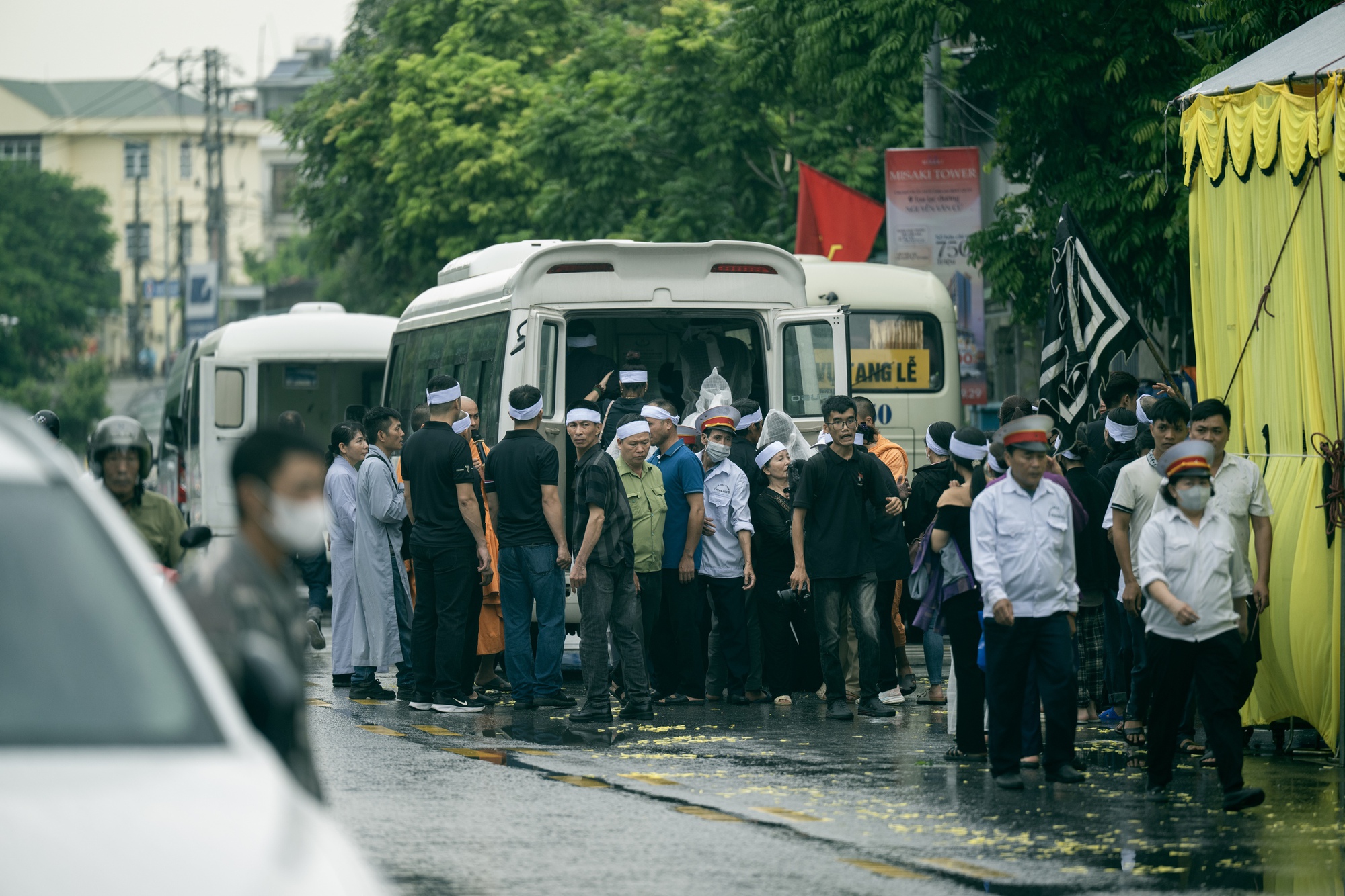 Vụ lật tàu Hạ Long: Tang thương bao trùm nhà tang lễ, người thân bật khóc bên áo quan- Ảnh 18.