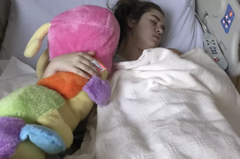 Hút thuốc 1 lần, cô gái 27 tuổi phổi hỏng, mọc nấm mốc suốt 4 năm- Ảnh 1.