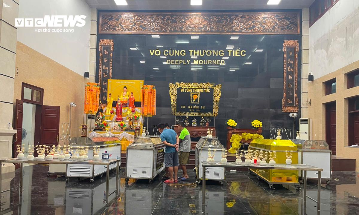 Con gái nạn nhân vụ lật tàu Hạ Long chờ mẹ: ' Tôi sẽ đợi để đưa về nhà cùng bố ' - Ảnh 1.