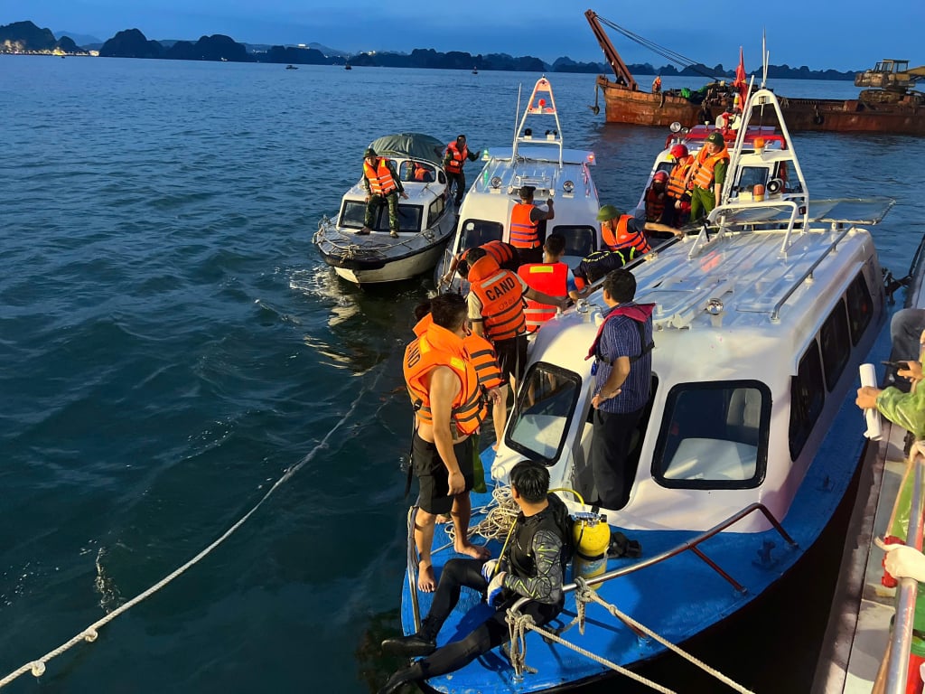 Vụ lật tàu tại Quảng Ninh: Cố gắng tìm kiếm hết các nạn nhân trước khi bão số 3 đổ bộ - Ảnh 1.