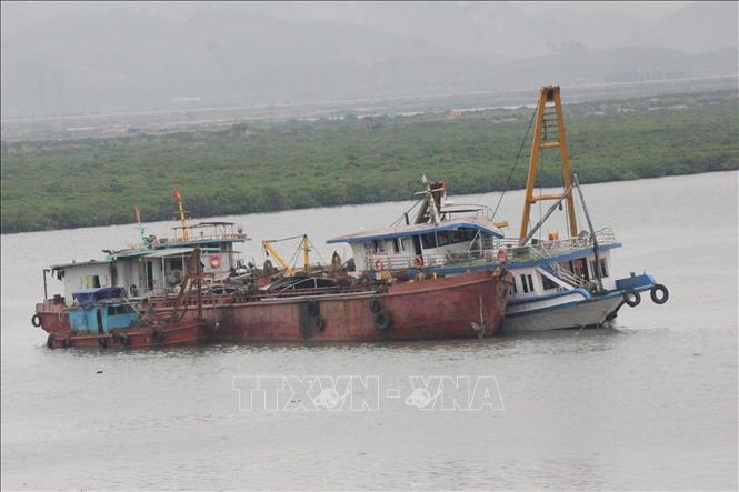 Tạm dừng hoạt động tàu chở khách trên vịnh Hạ Long- Ảnh 2. Tạm dừng hoạt động tàu chở khách trên vịnh Hạ Long- Ảnh 2.