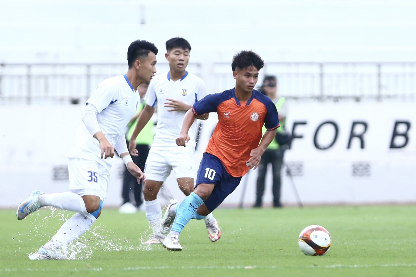 U21 Quốc gia 2025: Con trai Quang Hải ghi bàn, SLNA và Đà Nẵng giành trọn 3 điểm- Ảnh 2. U21 Quốc gia 2025: Con trai Quang Hải ghi bàn, SLNA và Đà Nẵng giành trọn 3 điểm- Ảnh 2.