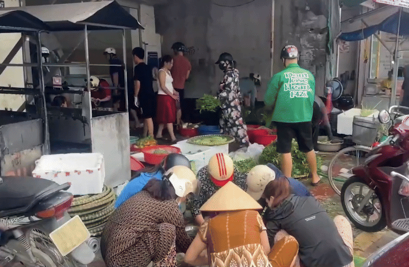 Khung cảnh siêu thị, chợ trước khi bão Wipha đổ bộ, netizen chia sẻ kinh nghiệm bảo quản thực phẩm- Ảnh 6.