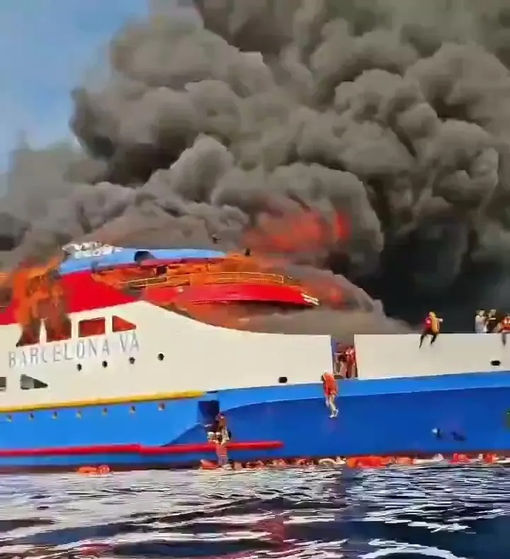 Hành khách nhảy xuống biển để thoát thân khỏi con tàu đang bốc cháy ngùn ngụt, tiếng la hét khắp nơi- Ảnh 1. Hành khách nhảy xuống biển để thoát thân khỏi con tàu đang bốc cháy ngùn ngụt, tiếng la hét khắp nơi- Ảnh 1.