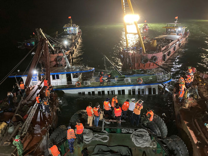 Lật tàu Vịnh Xanh 58 ở Vịnh Hạ Long: Rủi ro ngòai dự báo và hậu quả thương tâm - Ảnh 1. Lật tàu Vịnh Xanh 58 ở Vịnh Hạ Long: Rủi ro ngòai dự báo và hậu quả thương tâm - Ảnh 1.