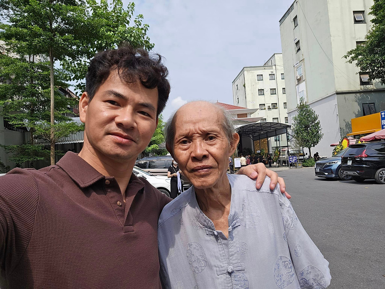 Nam nghệ sĩ nổi tiếng U90, nhà đường Giải Phóng: Chữa bệnh miễn phí, đọc sách, tụng kinh mỗi ngày - Ảnh 3. Nam nghệ sĩ nổi tiếng U90, nhà đường Giải Phóng: Chữa bệnh miễn phí, đọc sách, tụng kinh mỗi ngày - Ảnh 3.