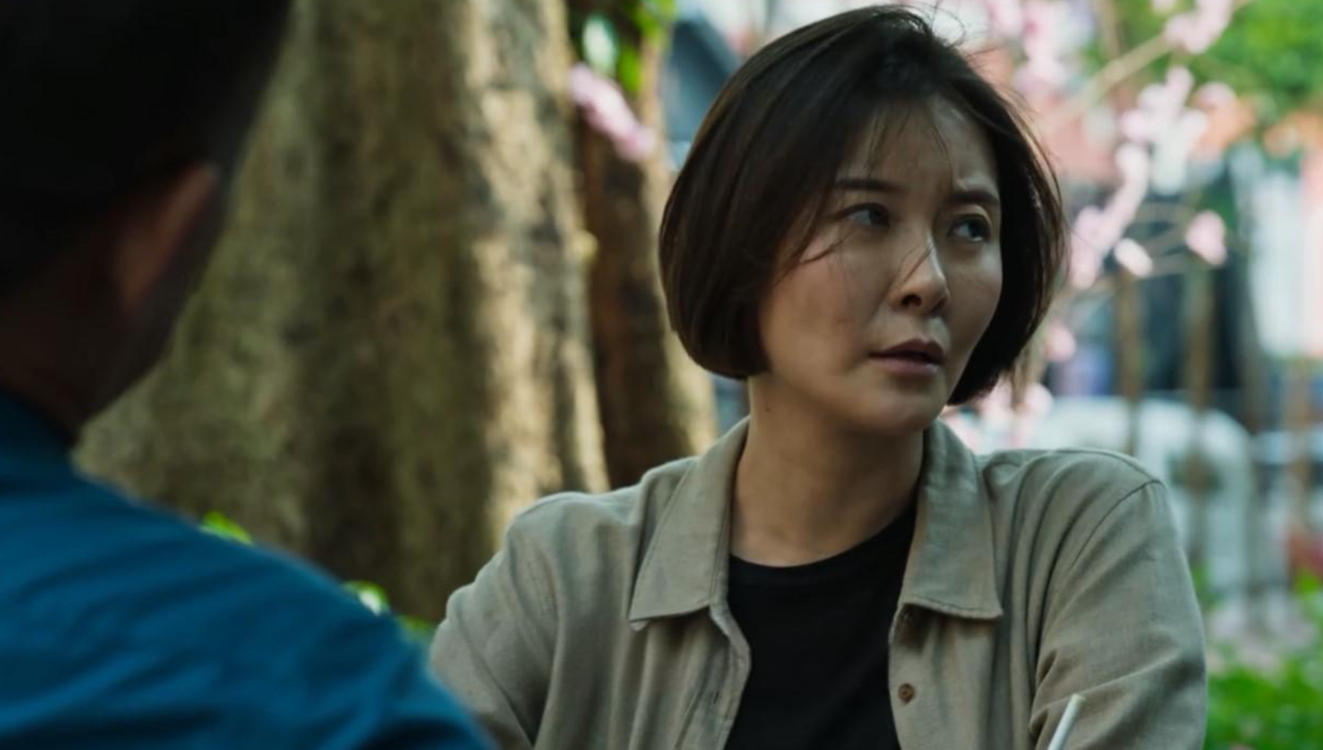 Chết điếng khi phát hiện cứ sáng mùng Một, mẹ chồng tôi thắp hương xong, cũng có người đàn ông lạ mặt đến bấm chuông và bà sẽ dúi tiền cho- Ảnh 1.