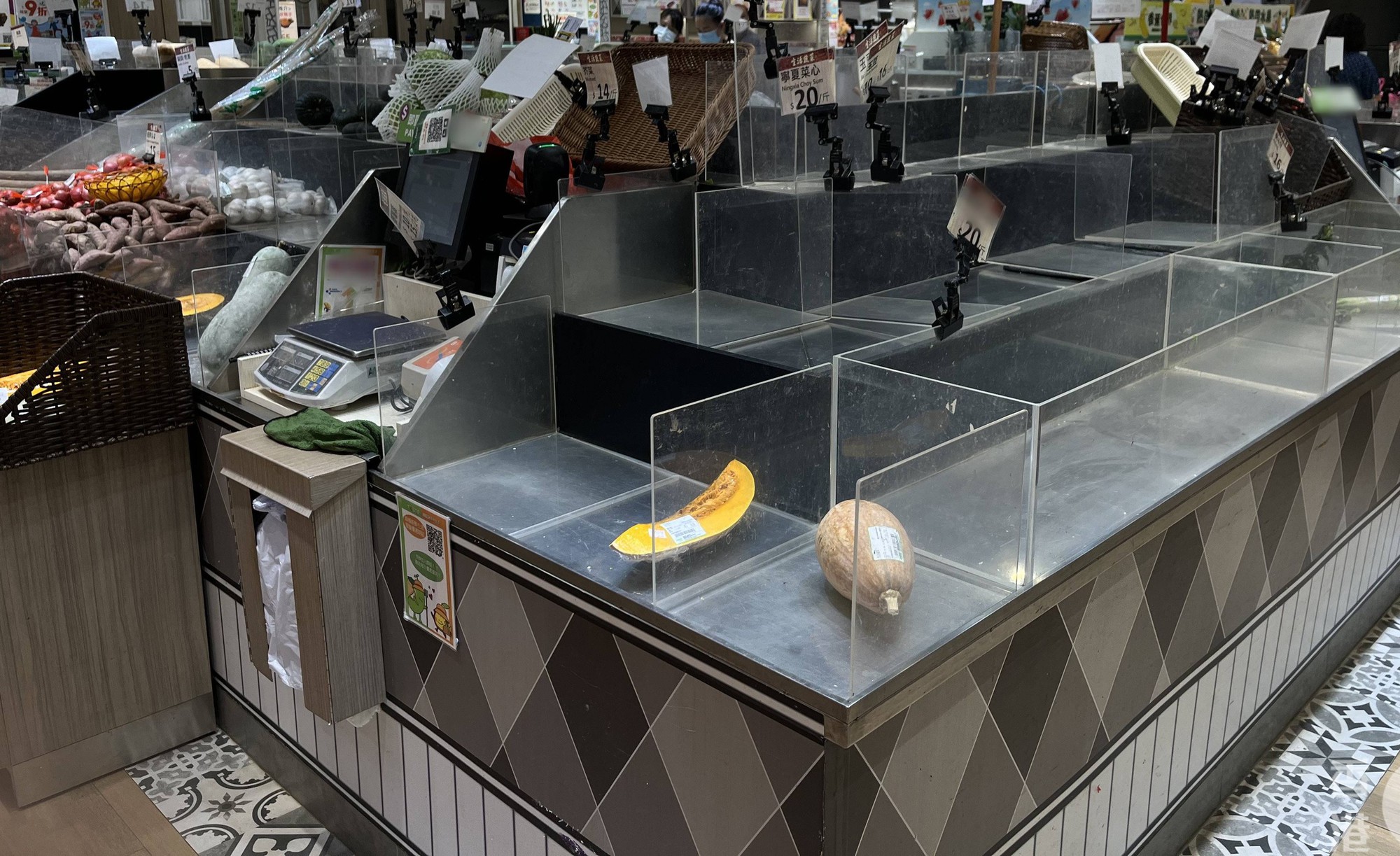 B&ecirc;n trong si&ecirc;u thị trống trơn trước b&atilde;o Wipha, 1 loại rau bị người Trung Quốc đồng loạt bỏ lại: L&yacute; do g&igrave; bị "ghẻ lạnh"?- Ảnh 2.