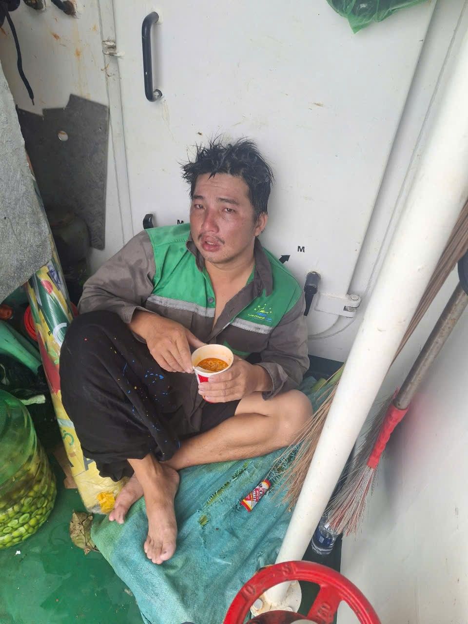 Người đàn ông may mắn được tàu cứu sống sau hơn 6 tiếng trôi lênh đênh trên biển: Phút sinh tử của ngư dân may mắn- Ảnh 1. Người đàn ông may mắn được tàu cứu sống sau hơn 6 tiếng trôi lênh đênh trên biển: Phút sinh tử của ngư dân may mắn- Ảnh 1.